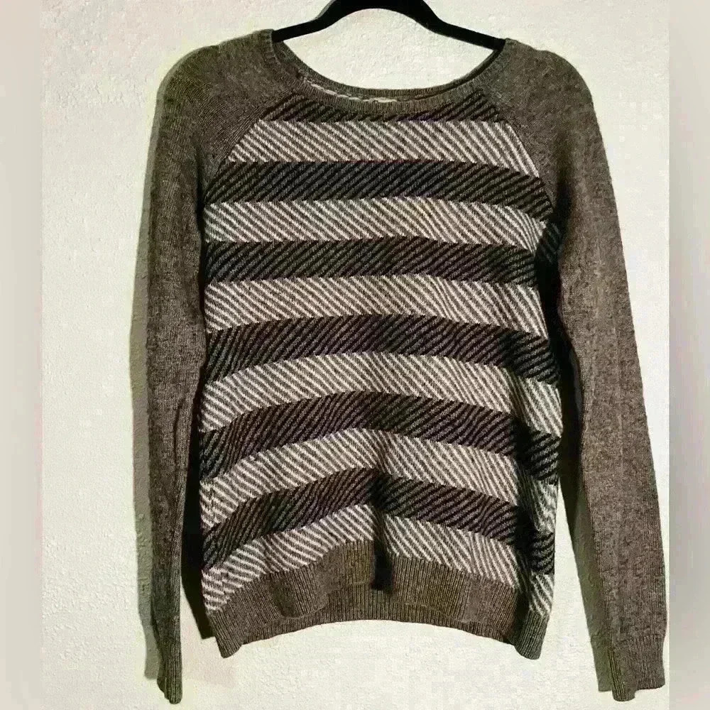 J. Crew Gray Herringbone Scoop Neck Long Sleeve Sweater Size M Merino Wool Blend - Picture 4 of 7